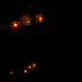 gyertya lámpások este a lépcsőházban
