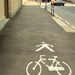 biciklis és gyalogos (harca) a szűk utcán