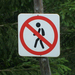 Hátizsákos gyalogosnak szigorúan tilos és életveszélyes a behajt